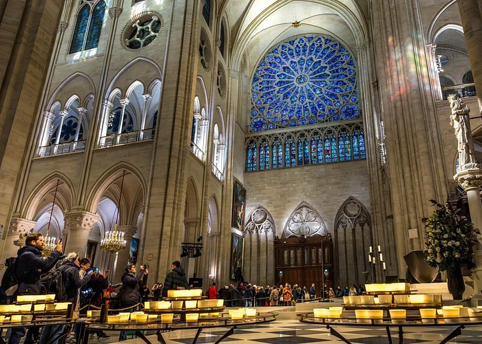 Semi-private group admiring the upper chapel stained glass of Sainte-Chapelle in Paris