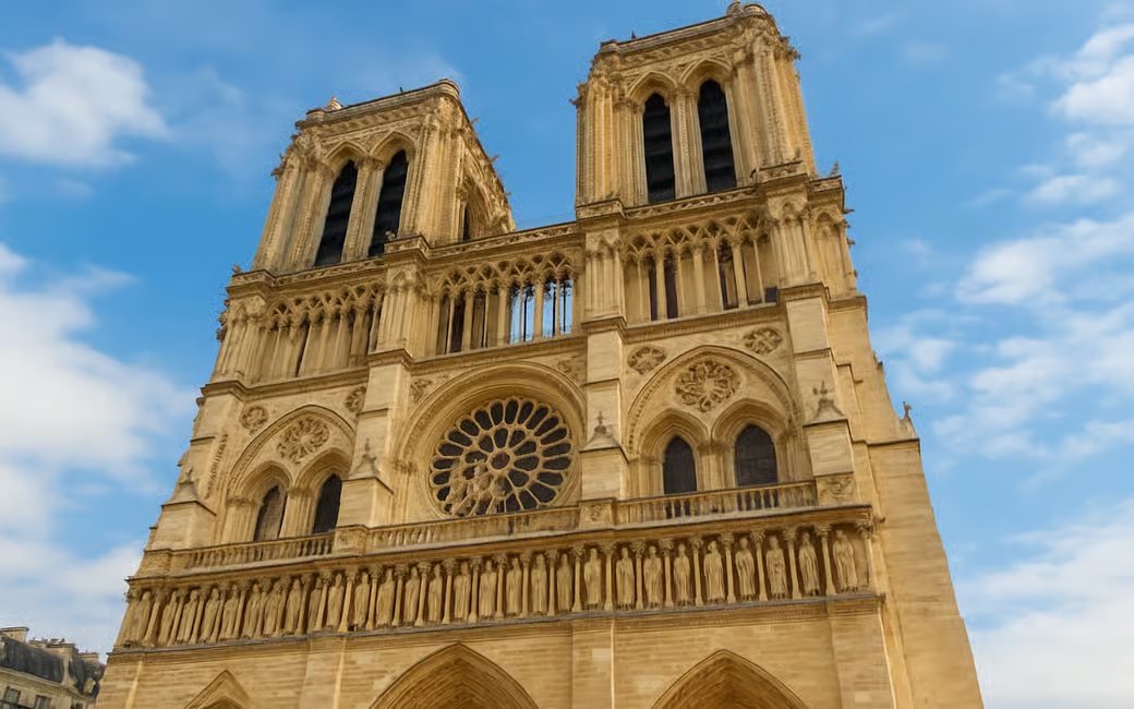 Guide with audio headsets leading guests into Notre-Dame Cathedral by a fast-track entrance