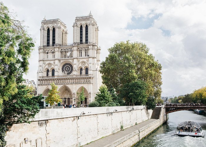 Art historian guide explaining the Portal of the Last Judgment at Notre-Dame Cathedral